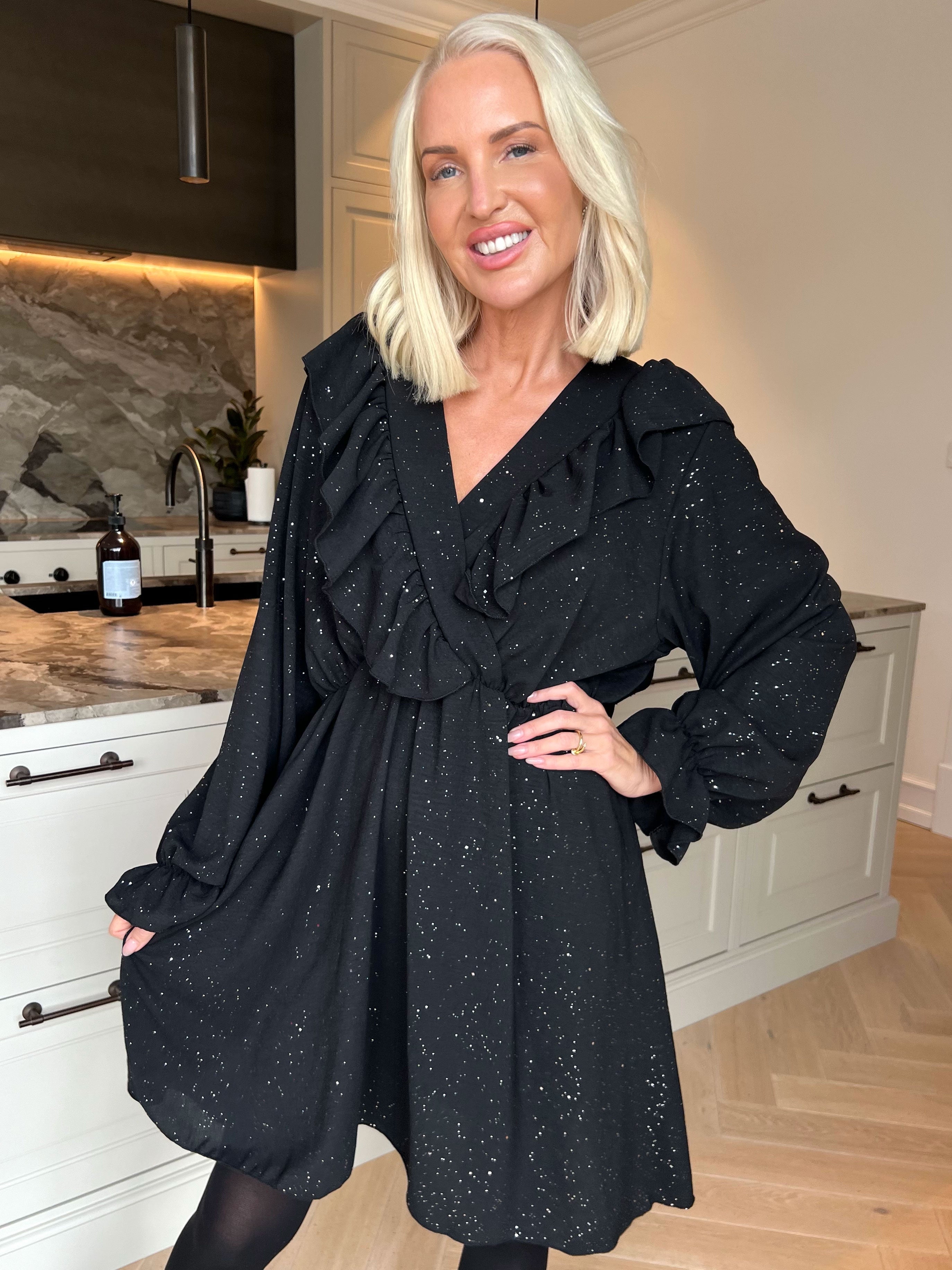 Ornella - Söt volangklänning i plus size i en mjuk viskosblandning med fina glitterdetaljer